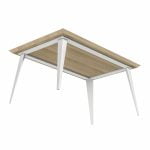 Solidny nowoczesny stół z drewnianym blatem i nogami wykonanymi z metalu